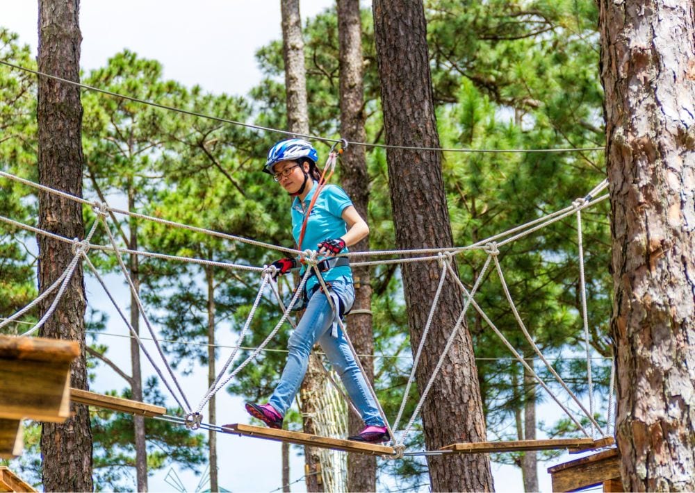 Bước đi trên các thanh gỗ giữa không trung, mỗi bước đi lại khiến tim bạn đập thình thịch, vừa hồi hộp nhưng cũng đầy phấn khích